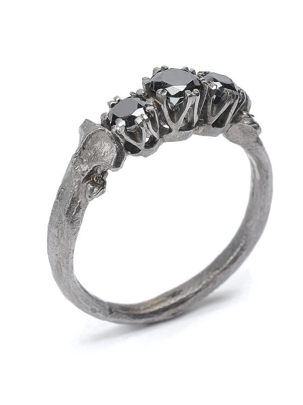 Julia Deville - Nanna's Engagement Ring Black Diamonds (size M)
